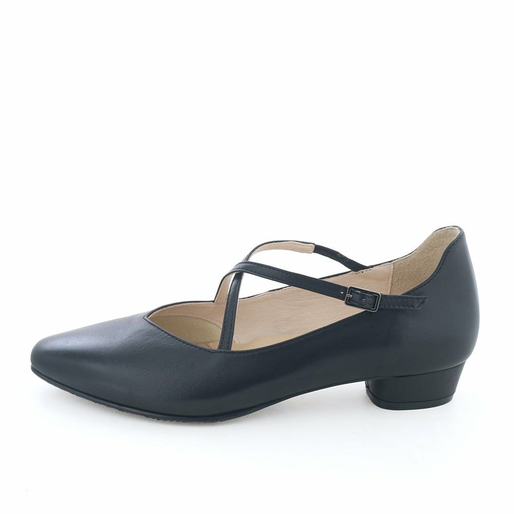 華奢なストラップがポイントのローヒールパンプス