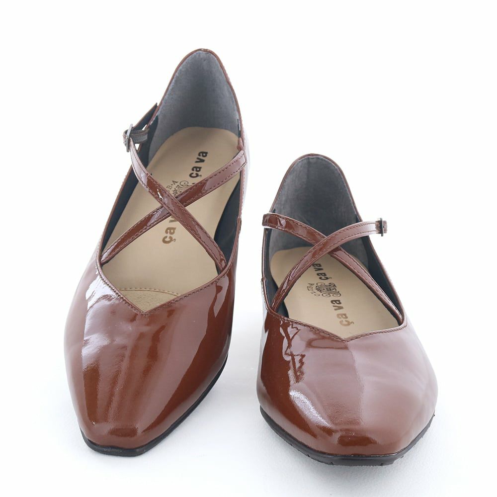 甲をマークするストラップがまるでバレエシューズのよう。シンプルなのに存在感のあるデザインです