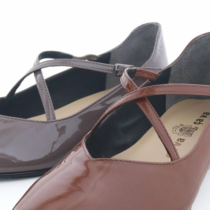 ストラップで甲をしっかり押さえるので脱げにくく安定感ある履き心地