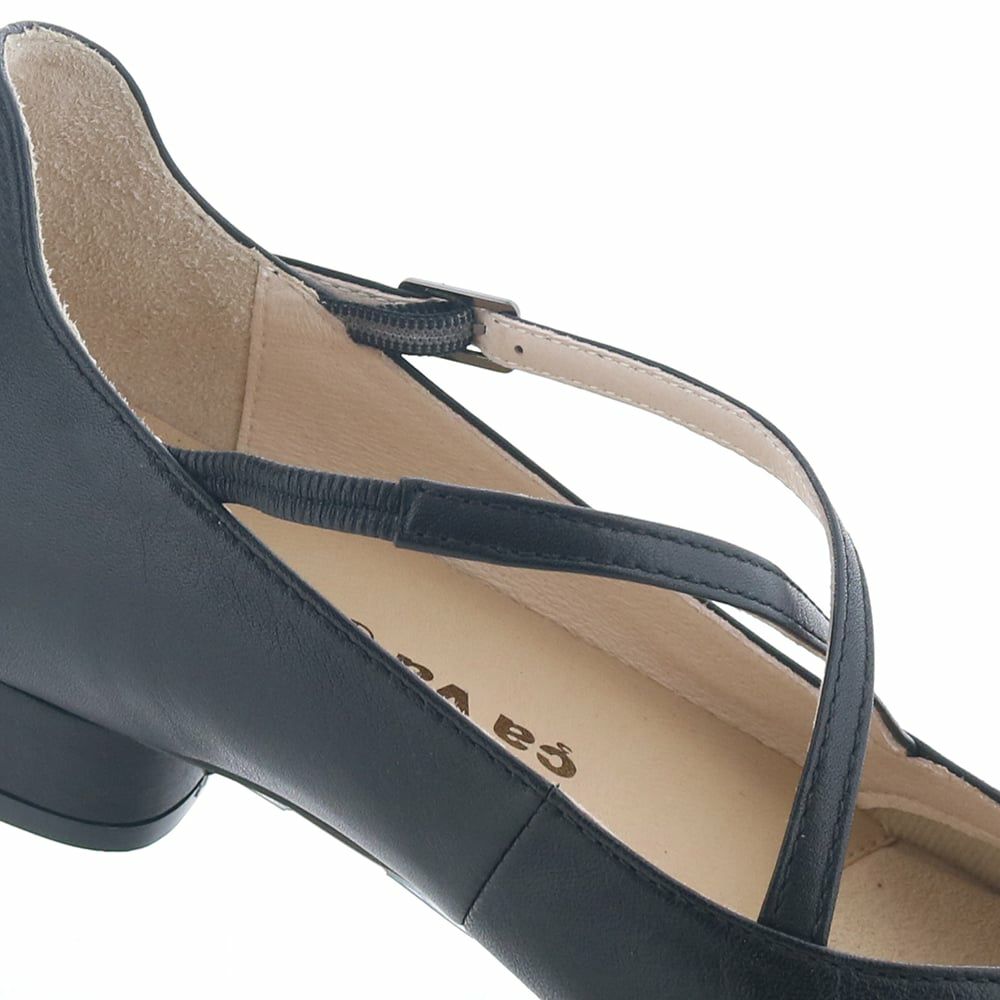 ストラップは根元がゴムになっているので、そのまま着脱できます