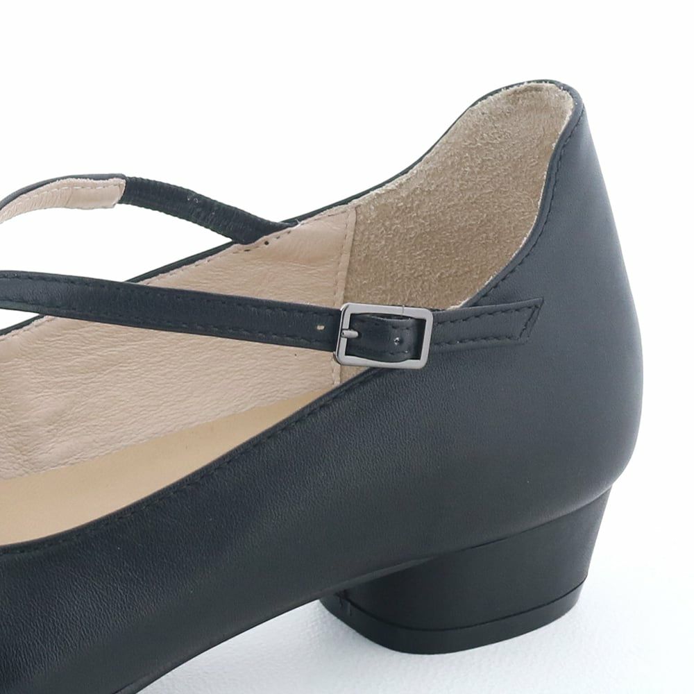 かかとが立ち上がったデザインでホールド感◎　かかと抜けを防ぎます