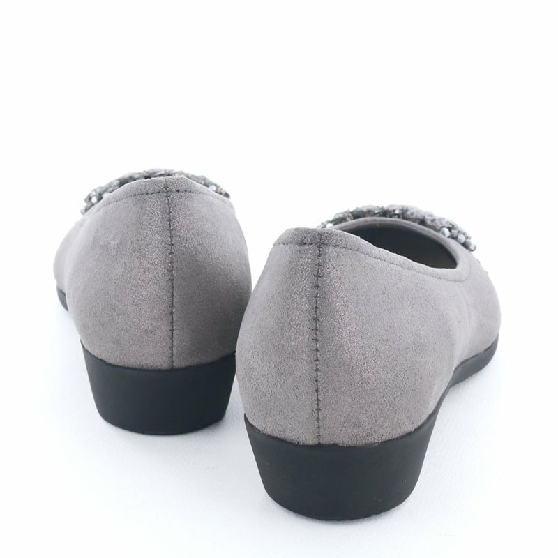 ローヒールデザインでサッと履ける気軽さも魅力です