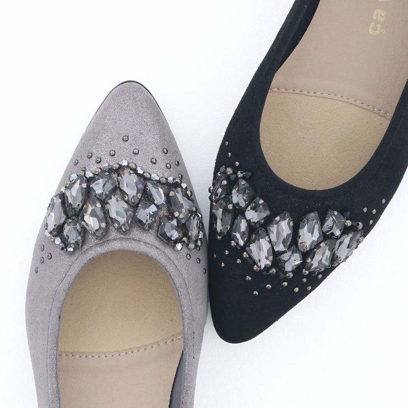 目を惹くビジュー飾り。パーティーシーンでも活躍してくれそう