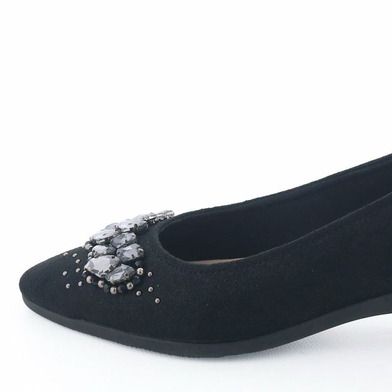 少し厚みのあるソールで地面の硬さが響きにくくなっています