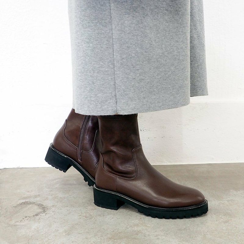 ダークブラウン