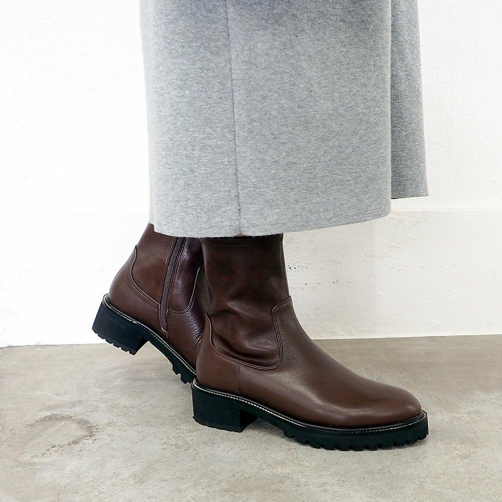 ダークブラウン