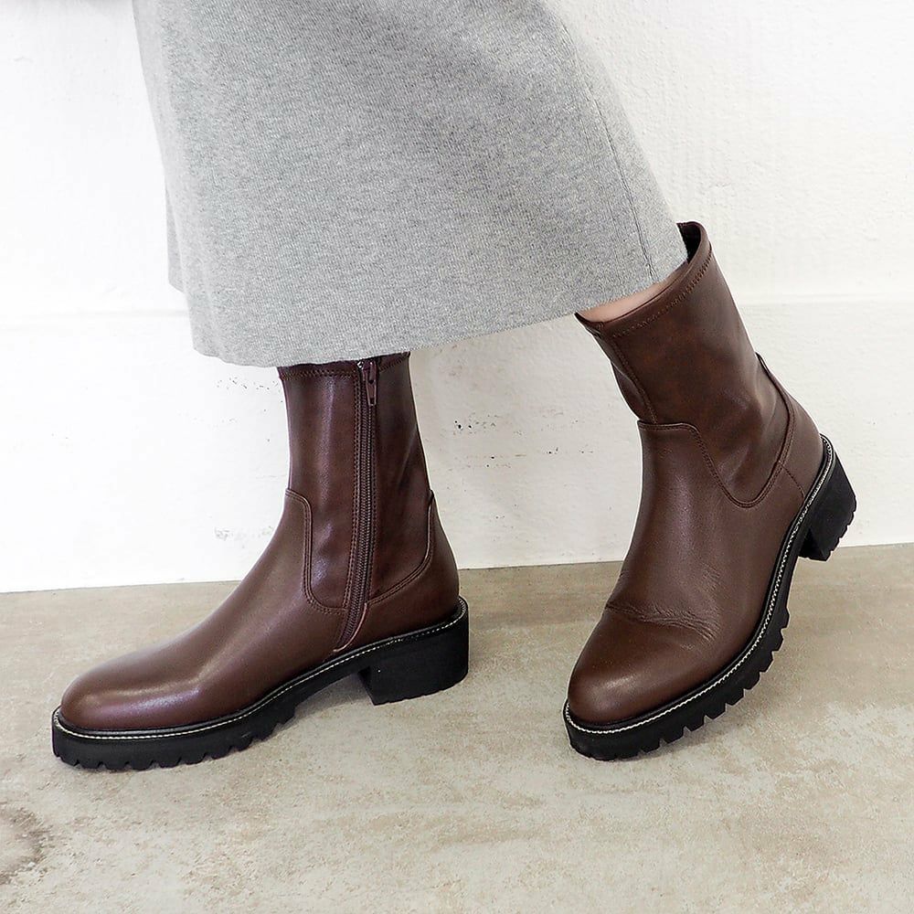 ダークブラウン