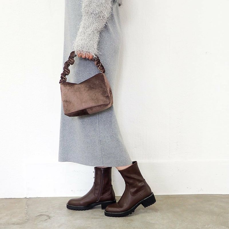 ダークブラウン