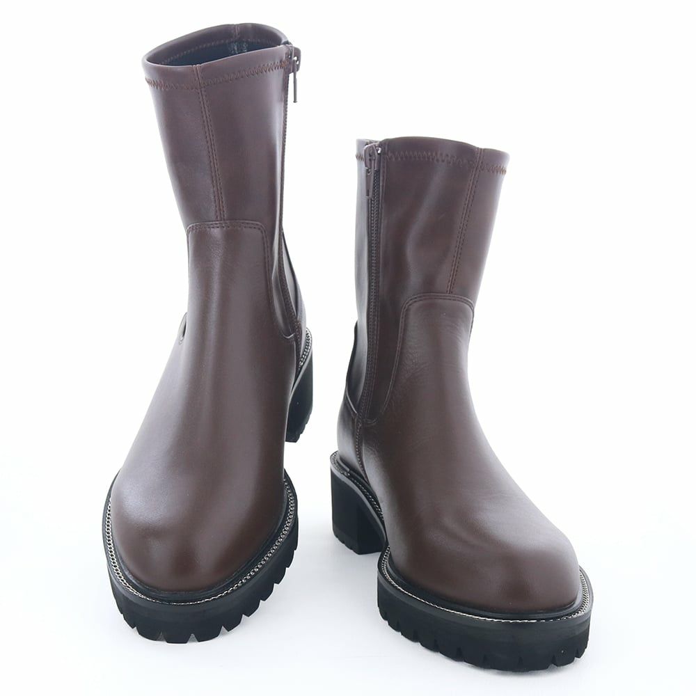 やわらかなストレッチ材による足あたりの良さと軽やかな履き心地が魅力