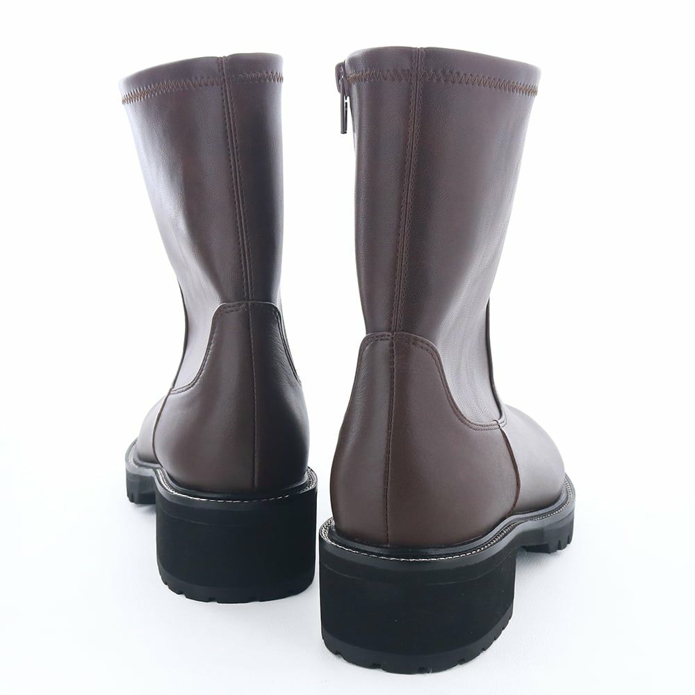 装飾のないシンプルなデザインだからこそ、幅広くコーディネートできます