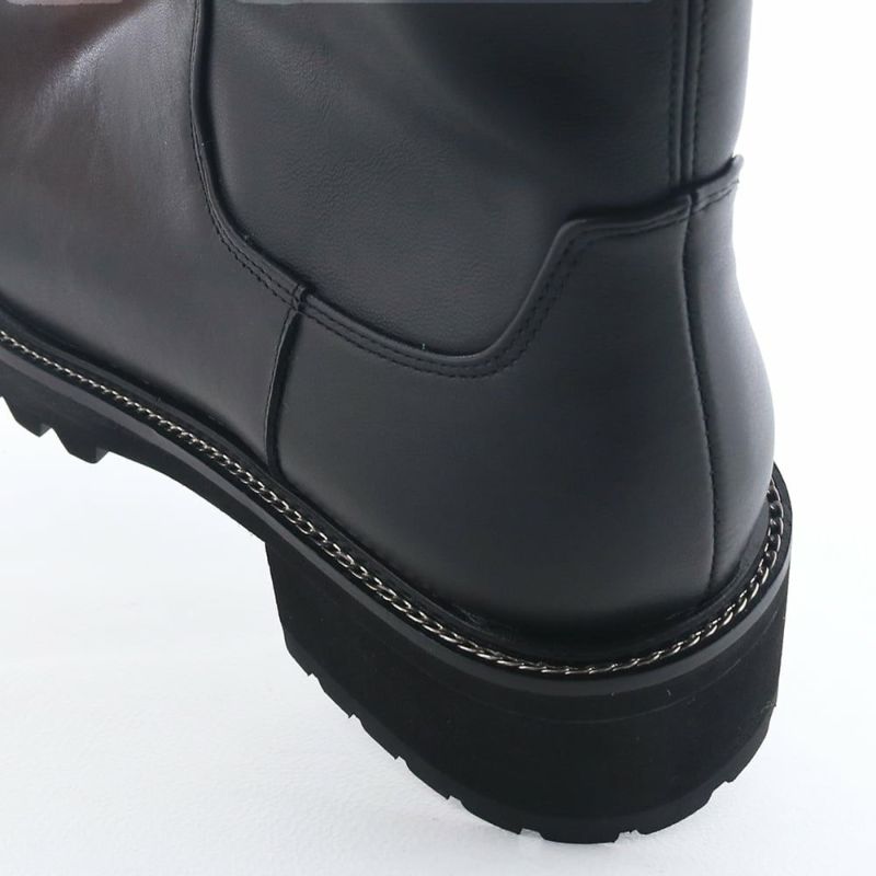 足元できらりと光る華奢なチェーンがほどよいアクセントに