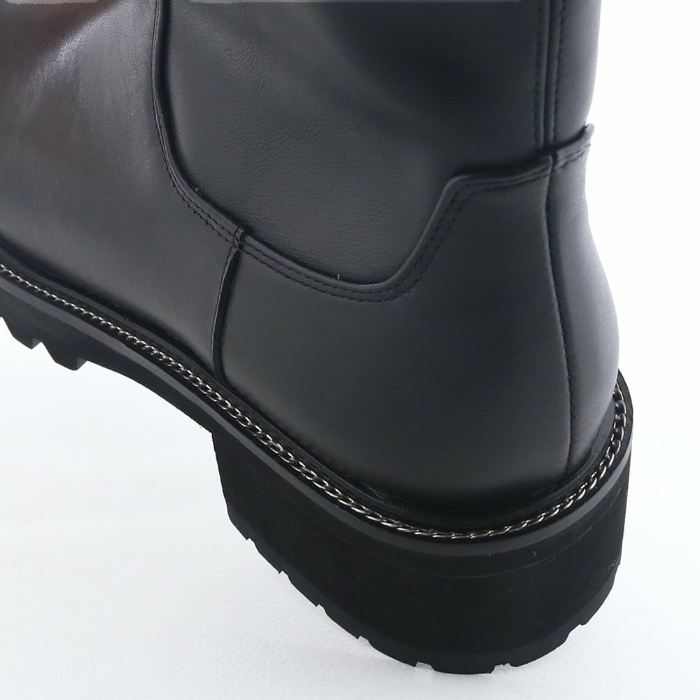 足元できらりと光る華奢なチェーンがほどよいアクセントに