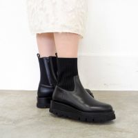 ブラック