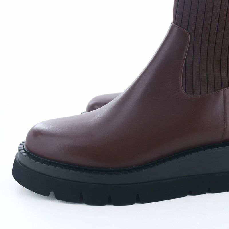 光沢感のある品ありレザーがコーデを格上げしてくれます