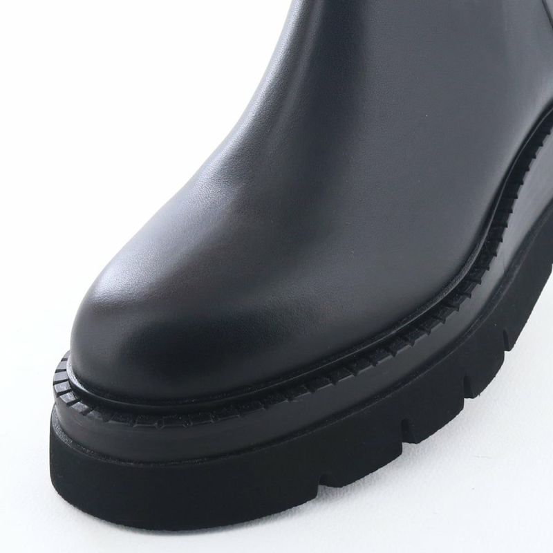 グッと張り出したコバが特徴。足元に存在感をプラスします