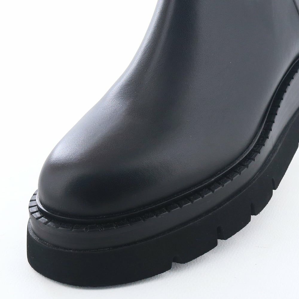 グッと張り出したコバが特徴。足元に存在感をプラスします