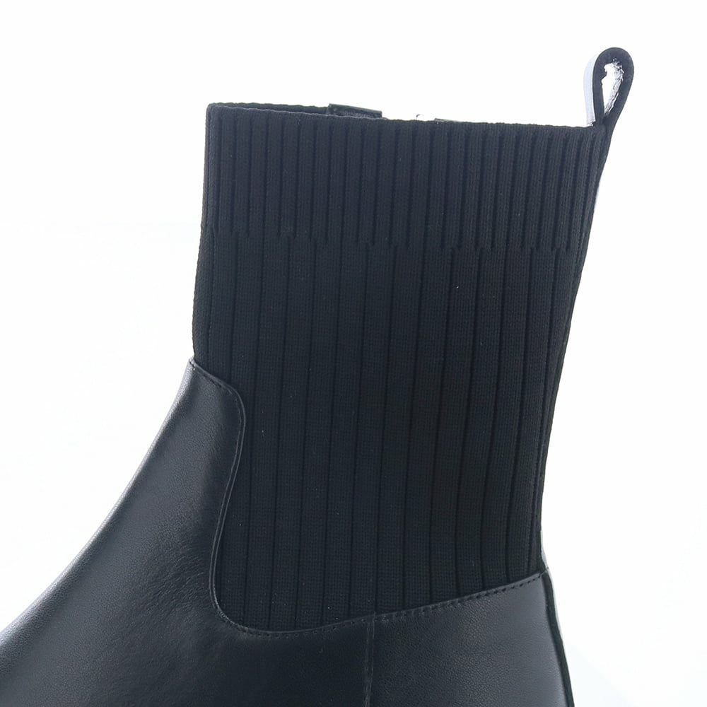 やわらかなニット筒で足を動かしやすいのもポイント