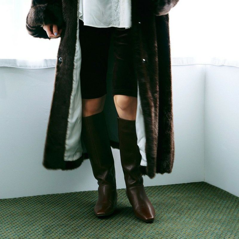 ダークブラウン