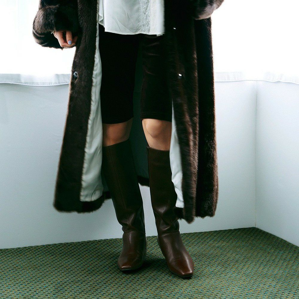 ダークブラウン