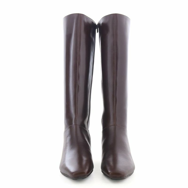 上質なレザーの風合いを堪能できる大人のための一足です