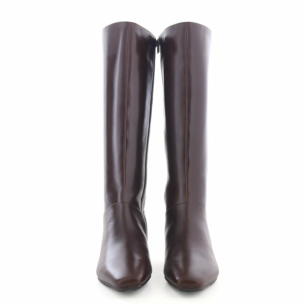 上質なレザーの風合いを堪能できる大人のための一足です