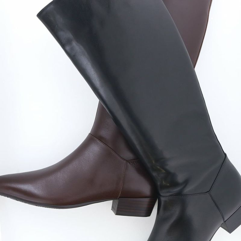 ルーズなシルエットも透明感あるレザーでカジュアル過ぎず、きちんと感のある佇まいに