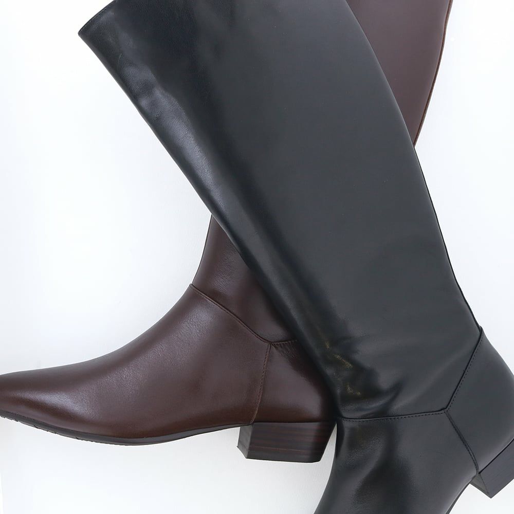 ルーズなシルエットも透明感あるレザーでカジュアル過ぎず、きちんと感のある佇まいに