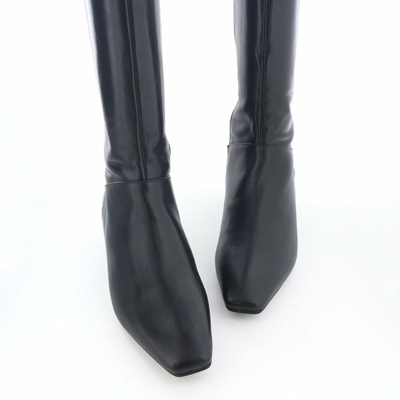 トゥラインは品のあるスクエアトゥで。ロングノーズできりっと