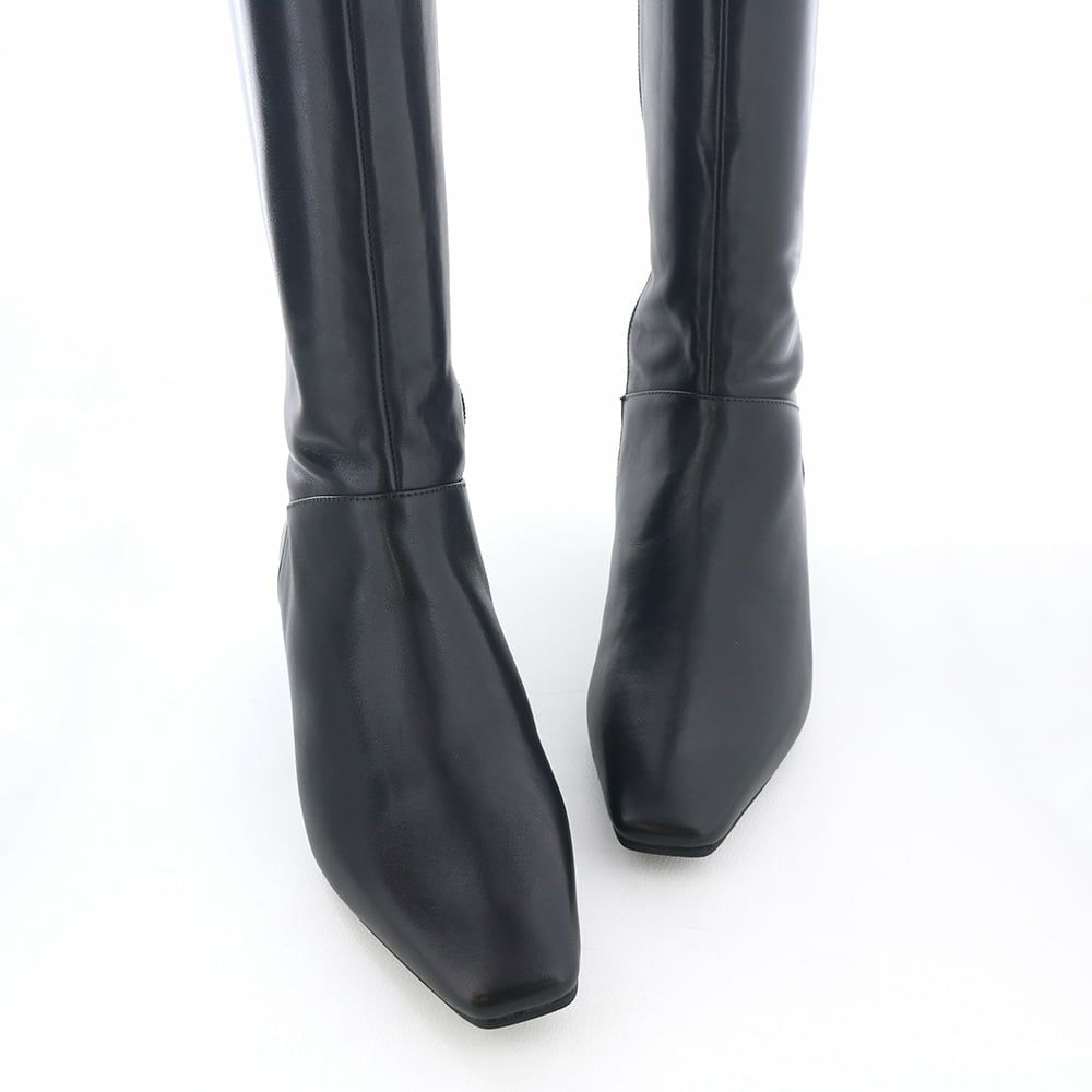 トゥラインは品のあるスクエアトゥで。ロングノーズできりっと