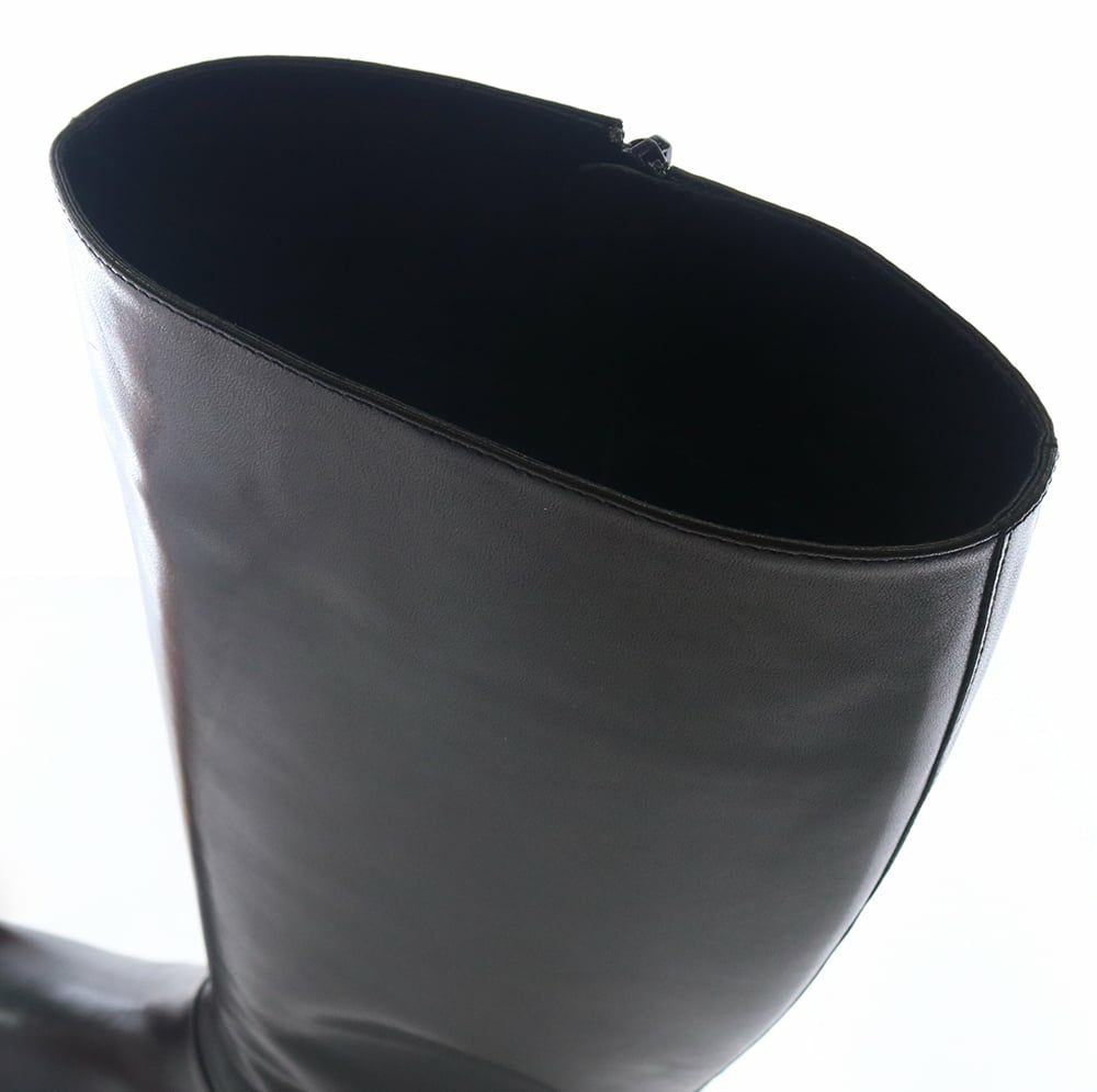 履き口は役7cm。ソフトな作りも相まって締め付け感のない履き心地です