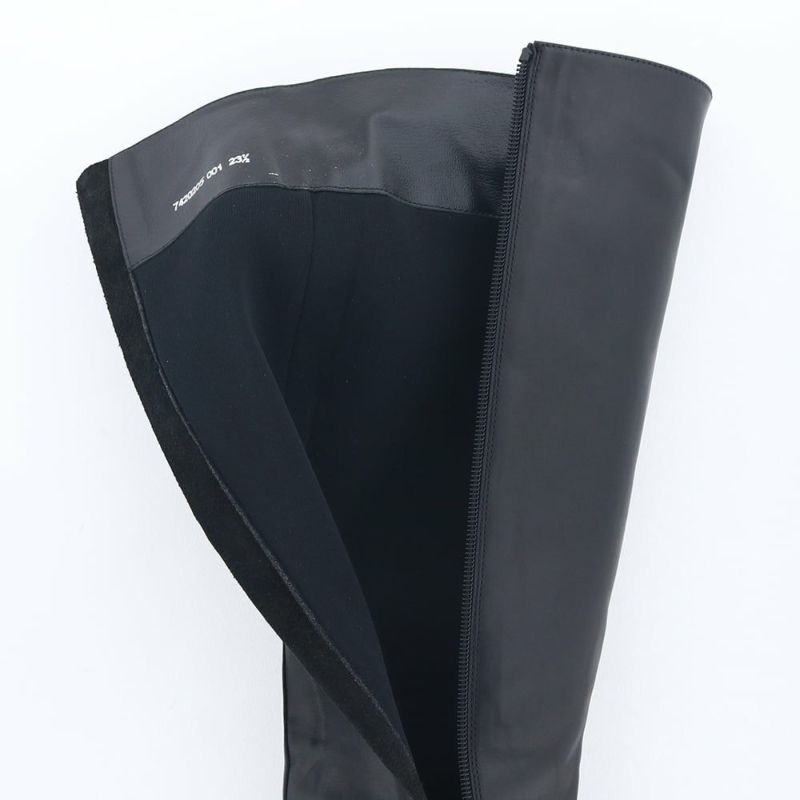 ライニングはスポンジ生地でふんわり。やさしく脚を包みます