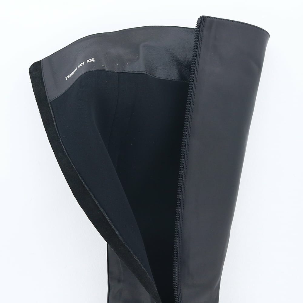 ライニングはスポンジ生地でふんわり。やさしく脚を包みます