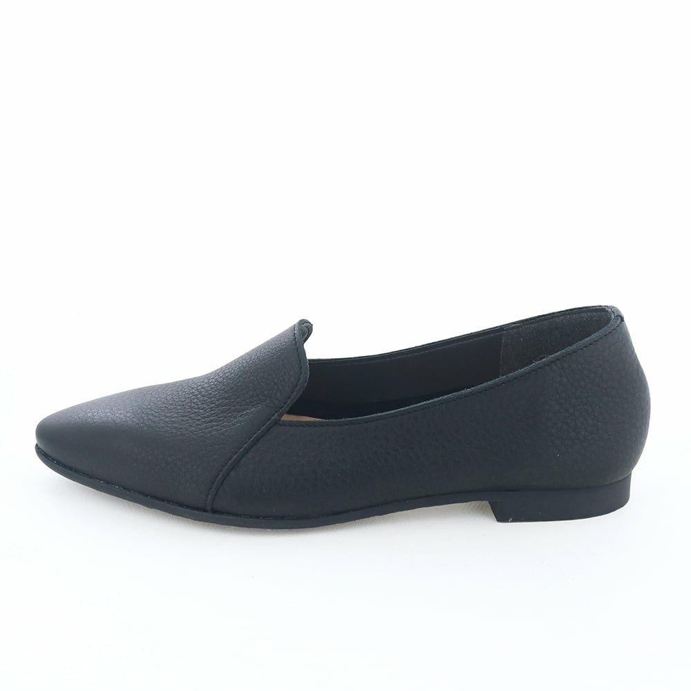 スマートなトゥラインが、足元をすっきりと見せてくれるポインテッドトゥシューズ