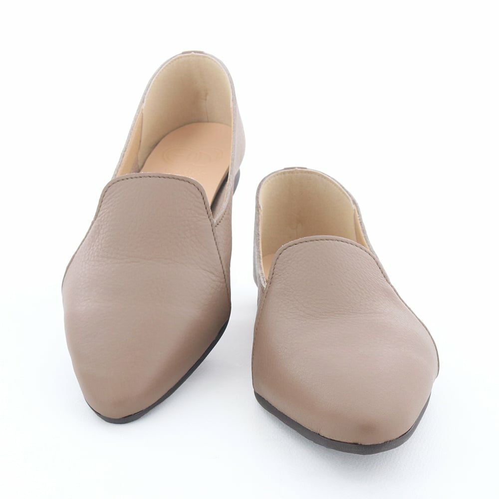 ENあしながおじさんでは珍しいポインテッドデザイン。きちんと感がありお仕事靴にもお勧めです