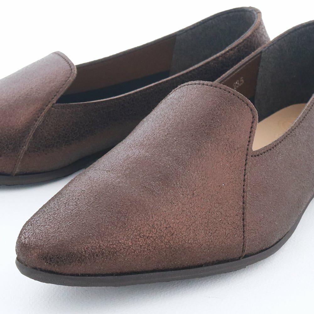 秋冬の装いに合わせやすいブロンズカラー。ぎらつきすぎない微光沢もポイント