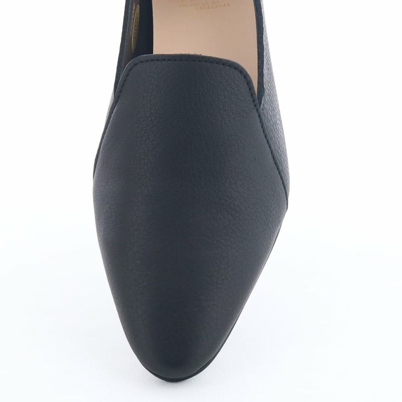 甲を深く覆うデザイン。包み込まれる履き心地です