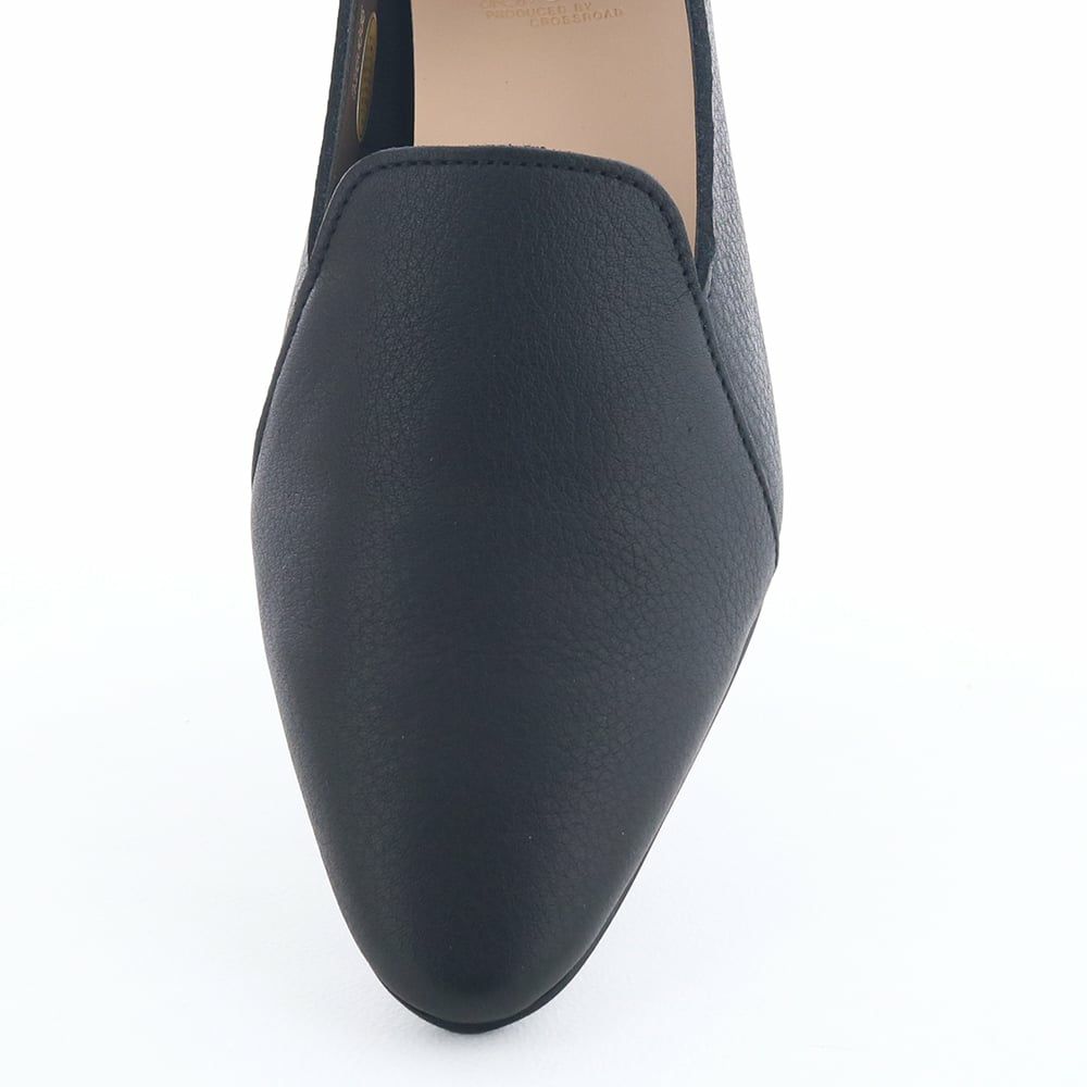 甲を深く覆うデザイン。包み込まれる履き心地です