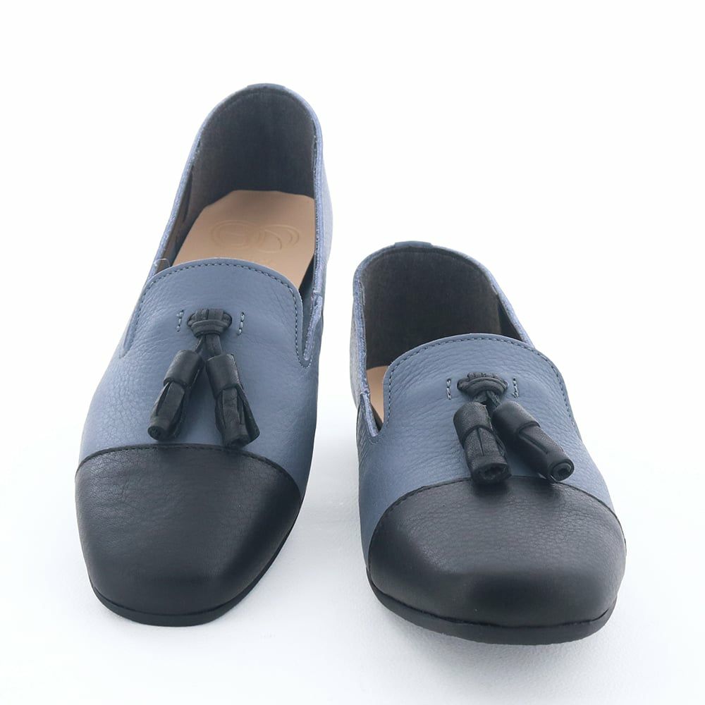 足元でゆれるタッセル飾りがコーデのアクセントに