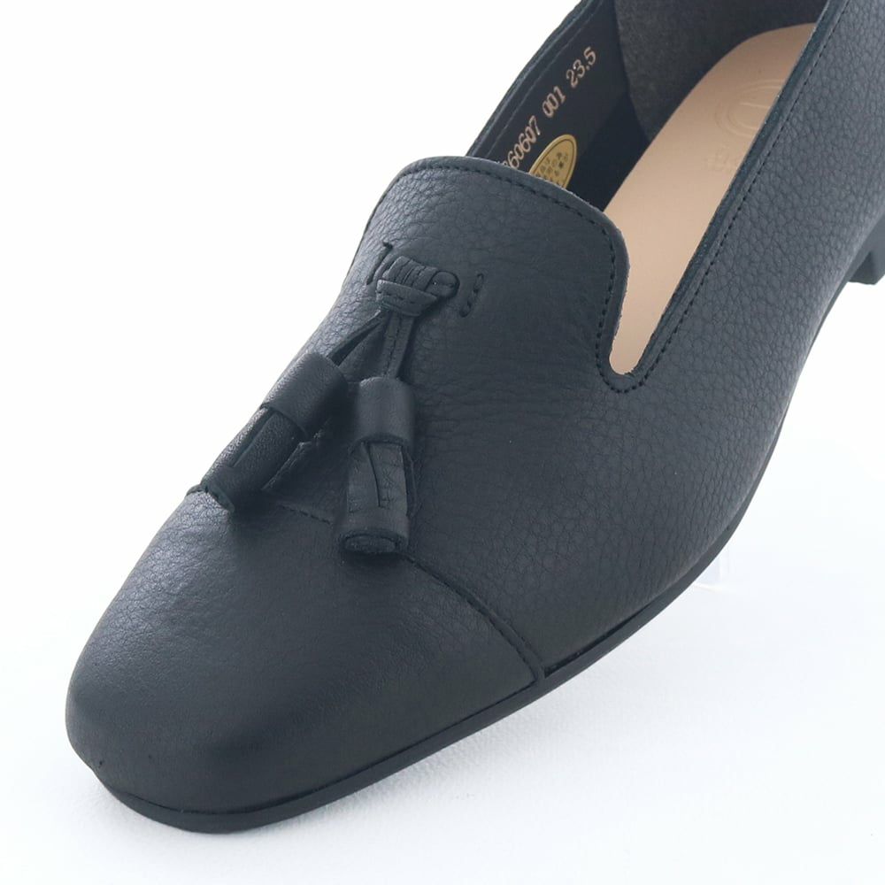 深めの足入れでホールド感も◎　脱げにくいバランスです