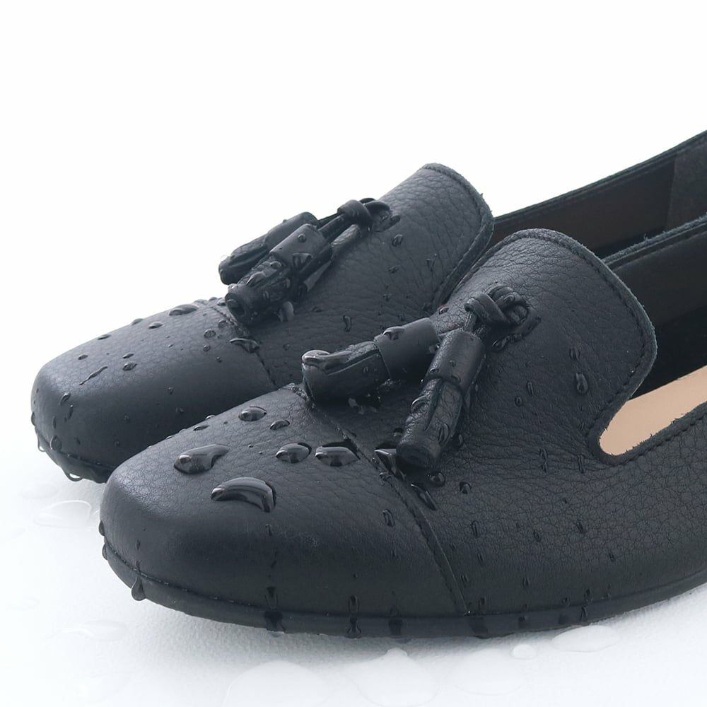 アッパーは防水レザー。天候を気にせず履けるのが嬉しい