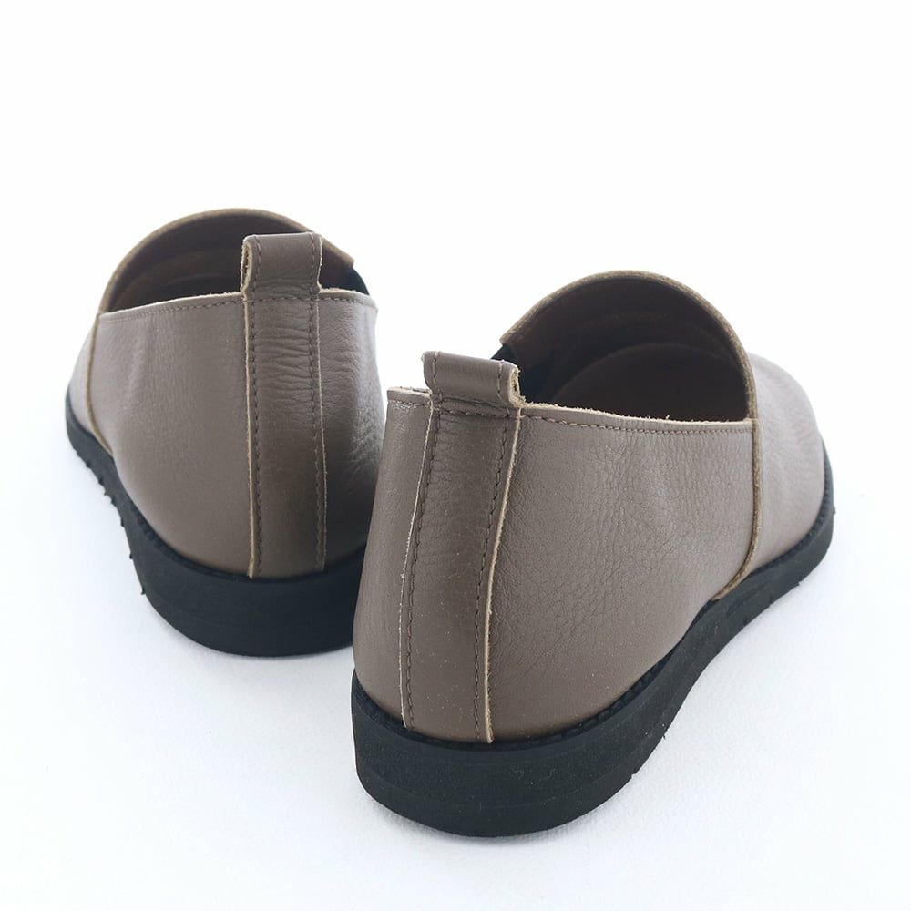 ほんのりスポーティーなソールを組み合わせることで、重たくなり過ぎず軽快な印象に