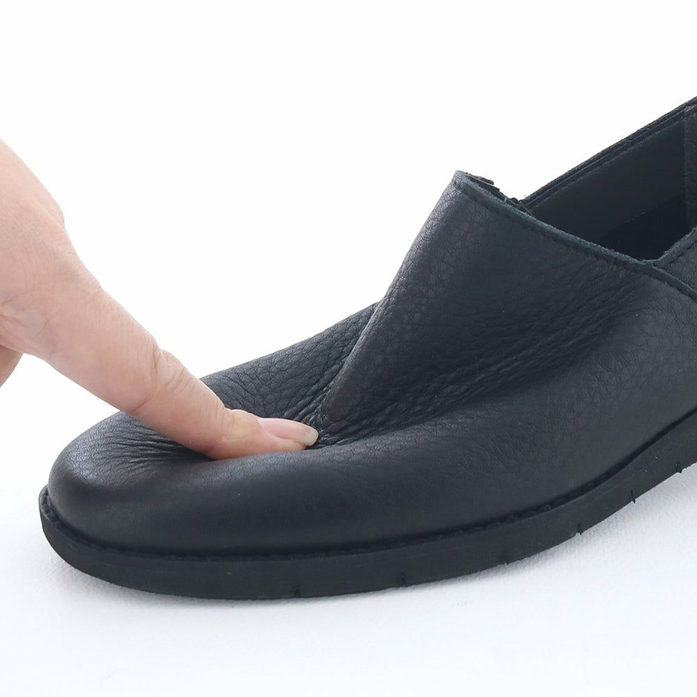 ソフトな作りで締め付けない。やさしく甲を包み込みます