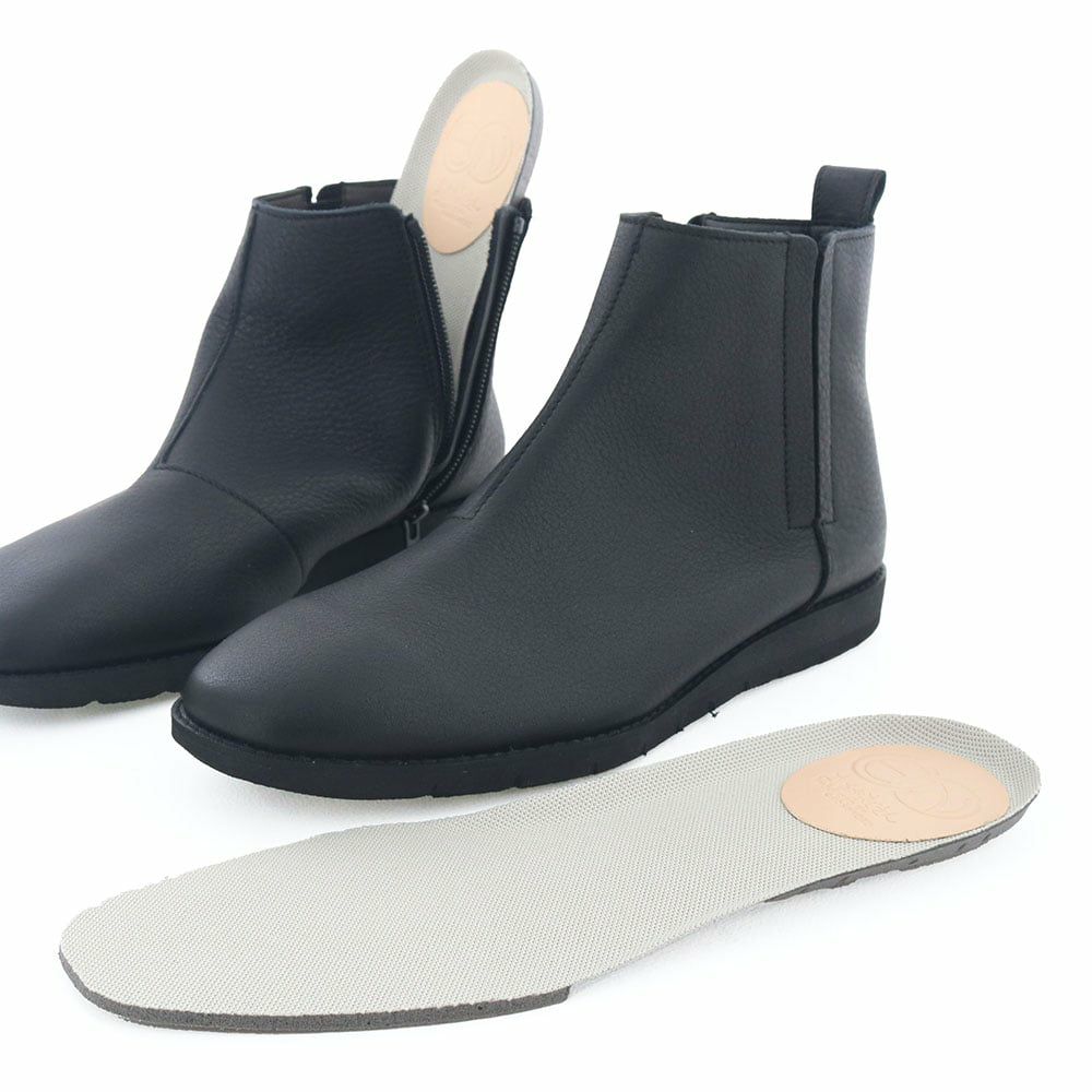 インソールは取り外しできるカップインソールを採用