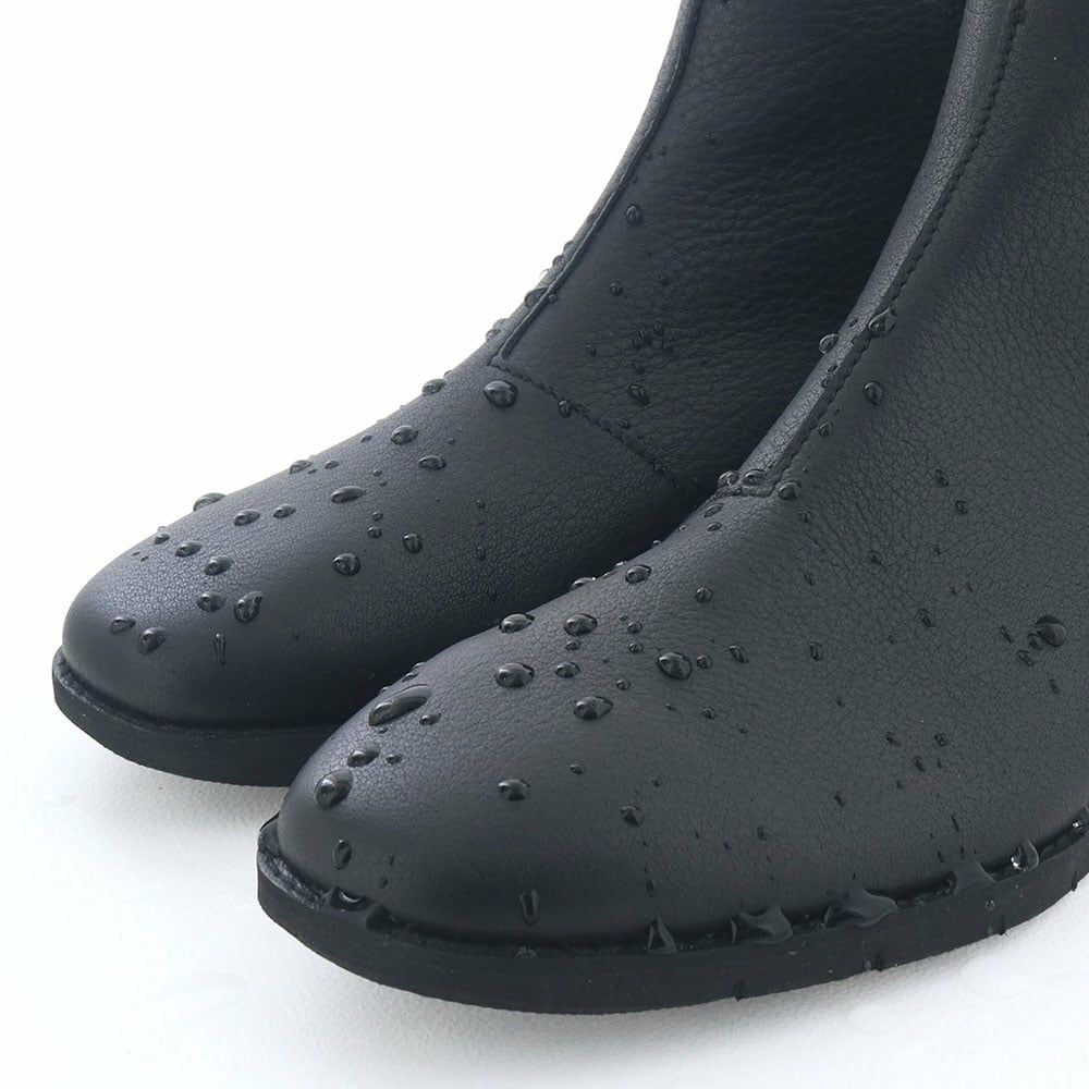 防水レザーで急な雨も慌てません