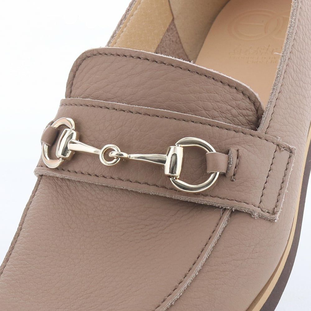 足元できらりと光るビット金具が上品なアクセントに