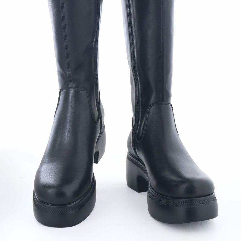 装飾を抑えたシンプルなデザインはカジュアルにもきれいめにも幅広く合わせられます