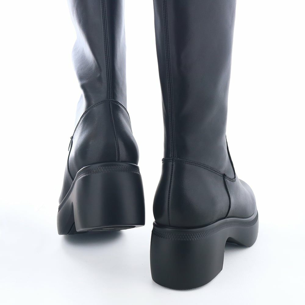 きちんとスタイルアップできるのに、とってもらくちん。モールドソールで疲れ知らずです