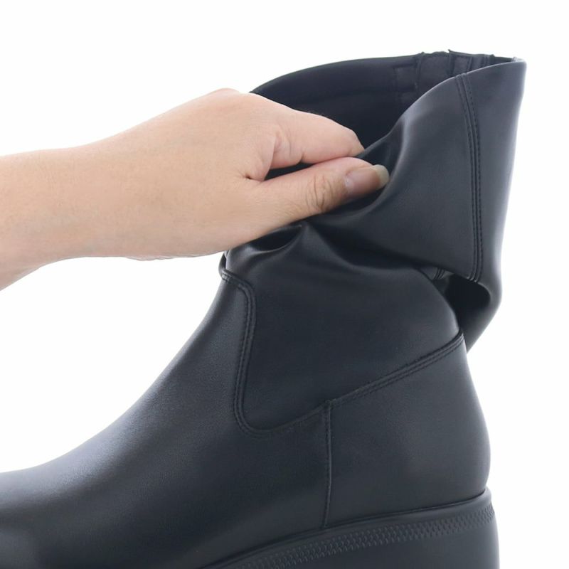 筒部分はとってもソフト。やさしく包まれる履き心地です