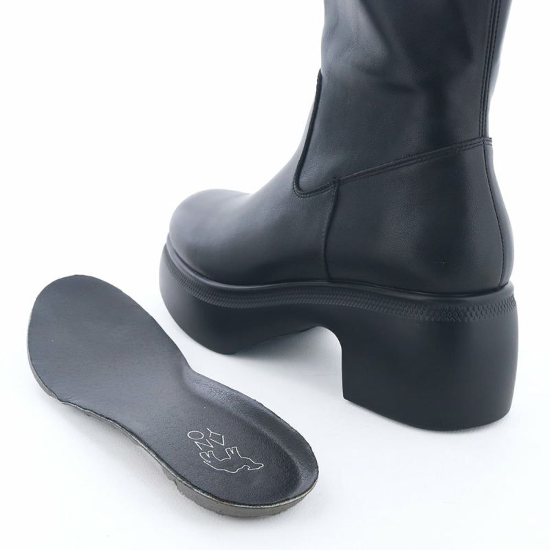 インソールは取り外しできるカップインソールタイプ