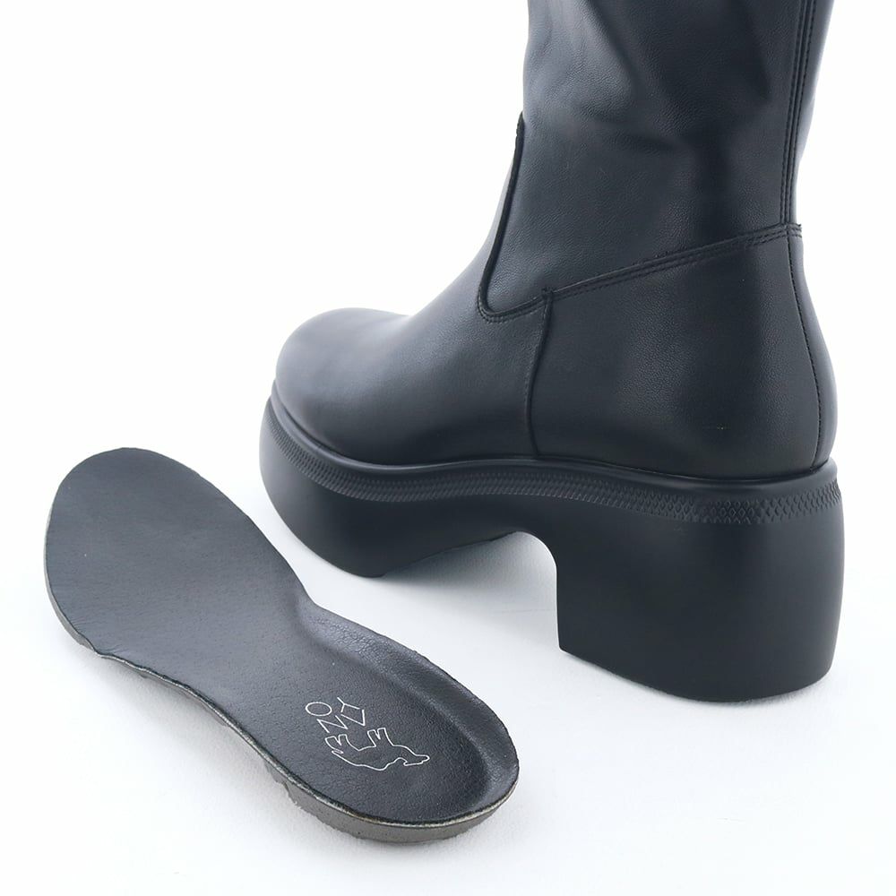 インソールは取り外しできるカップインソールタイプ